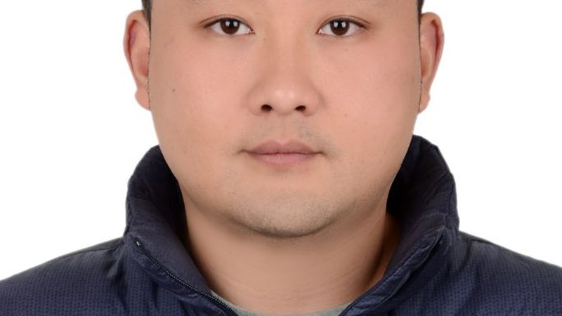 以下以两款热门的运维自动化工具为例，进行对比评测：